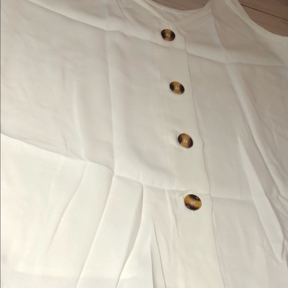 🎉 White Spaghetti Strap Tank w/Wooden Buttons - Picture 2 of 6